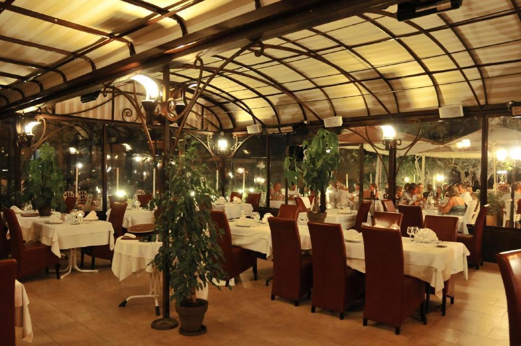 Les Pins Restaurant Et Chambre D'Hotes Sillans-la Cascade Exterior foto
