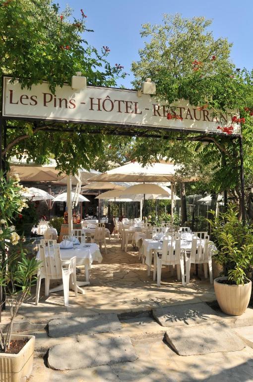 Les Pins Restaurant Et Chambre D'Hotes Sillans-la Cascade Exterior foto
