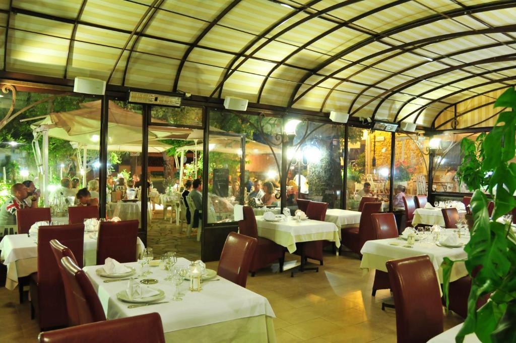 Les Pins Restaurant Et Chambre D'Hotes Sillans-la Cascade Exterior foto